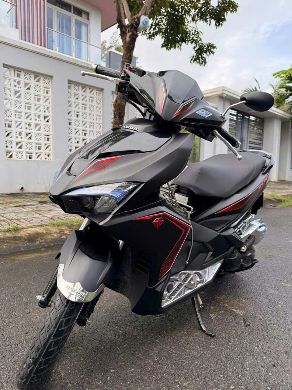 Ảnh thực tế Honda Air Blade màu xám đen nhìn từ phía trước
