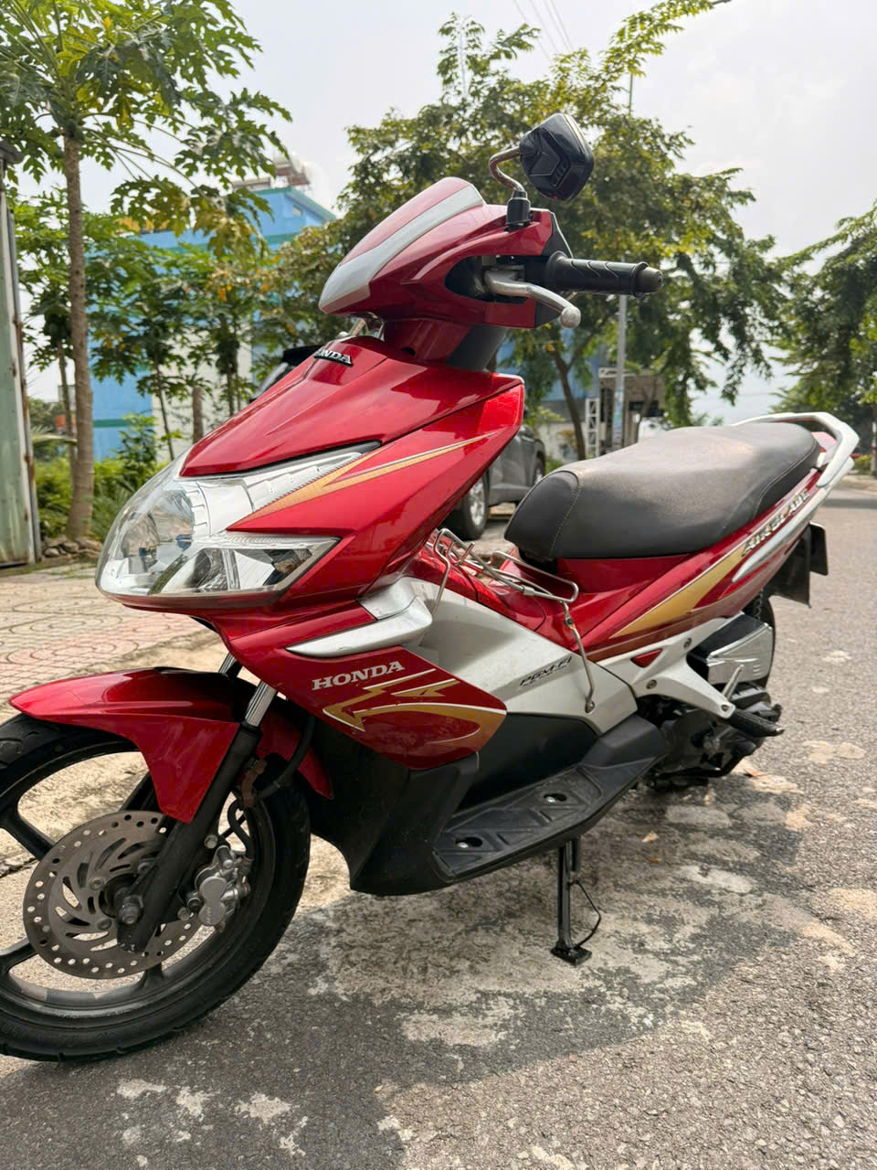 Xe tay ga Honda màu đỏ nhìn từ bên hông