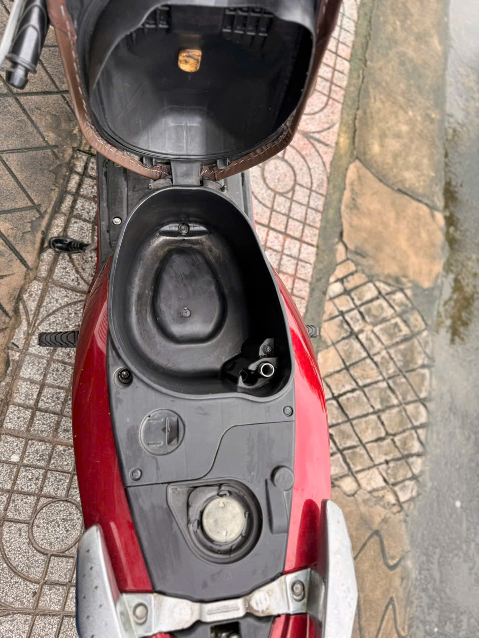 Cốp xe thực tế của Honda Vision màu đỏ